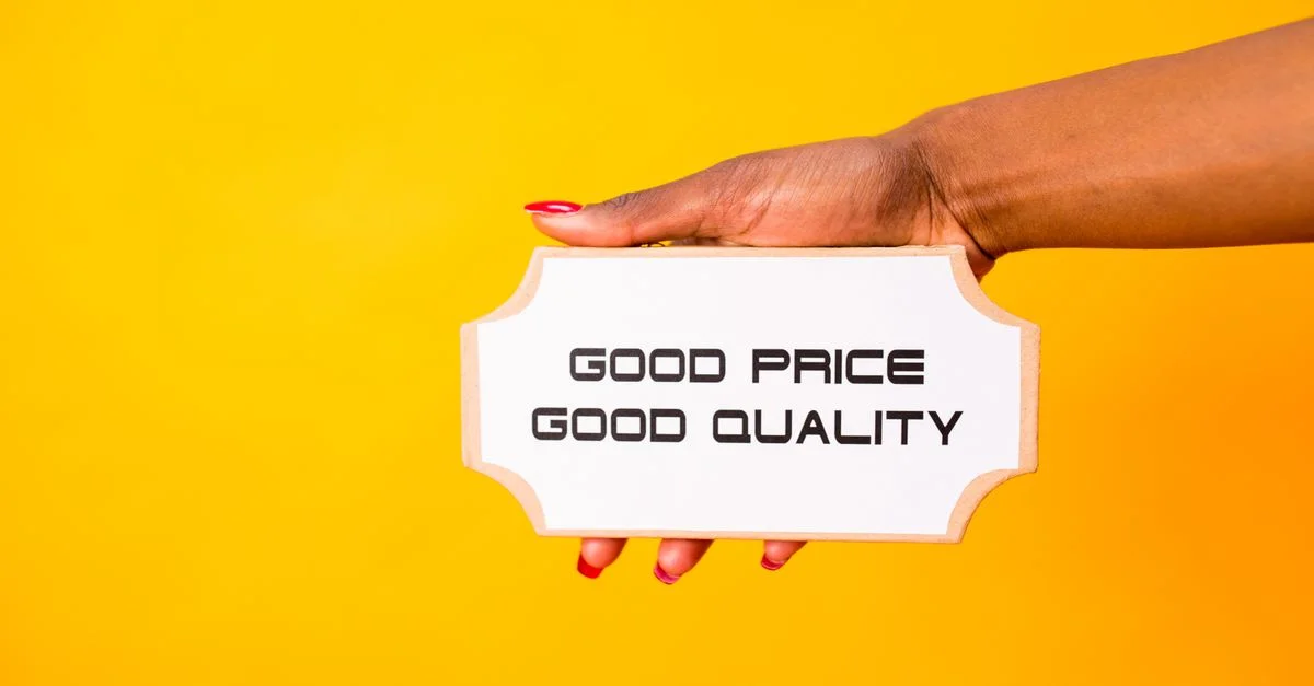 Une main tenant un panneau avec 'Bon prix, bonne qualité' sur un fond jaune vibrante.