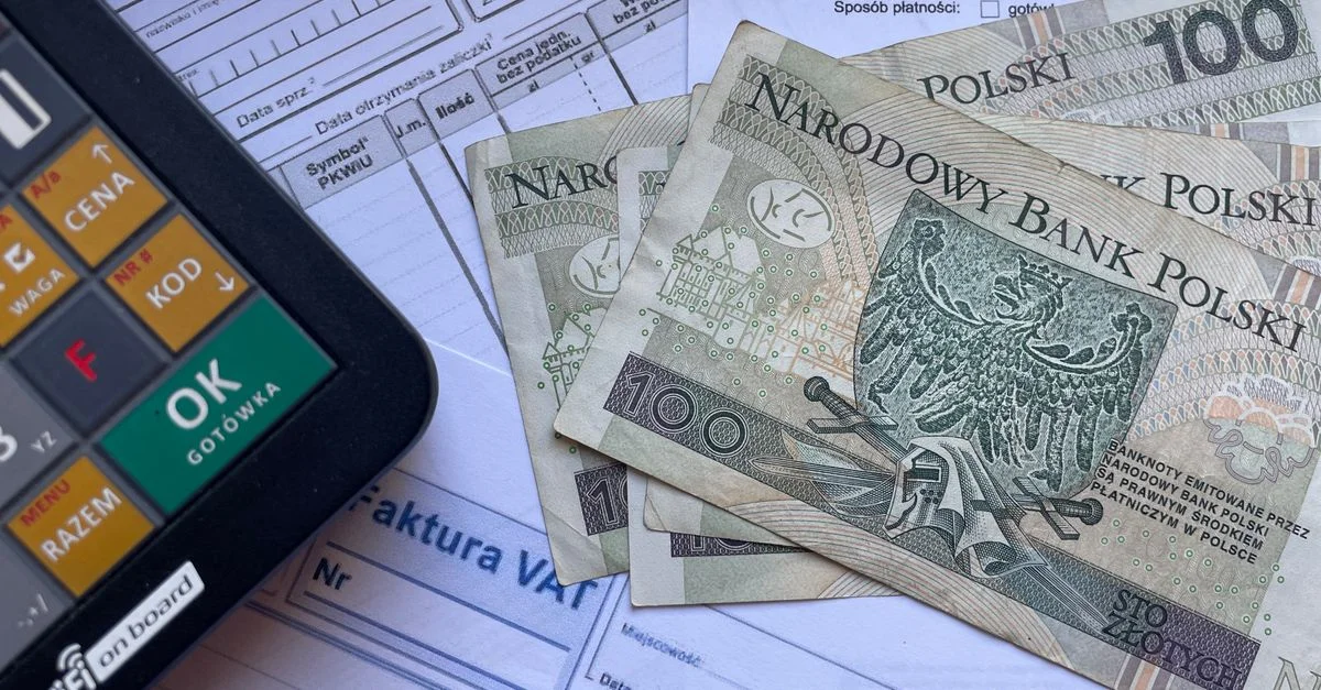 Des devises polonaises apposées sur des factures avec une calculatrice, illustrant des transactions financières ou l'établissement d'un budget.